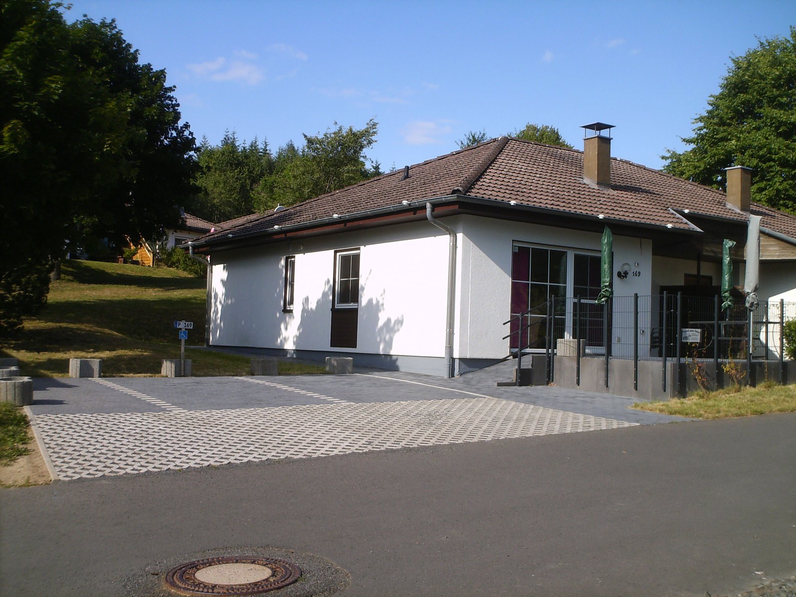 Bungalow von außen mit Garten